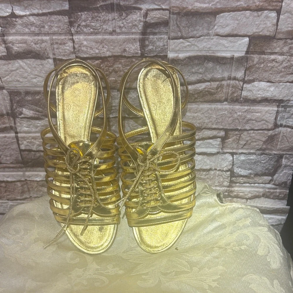 CHANEL elegant flat